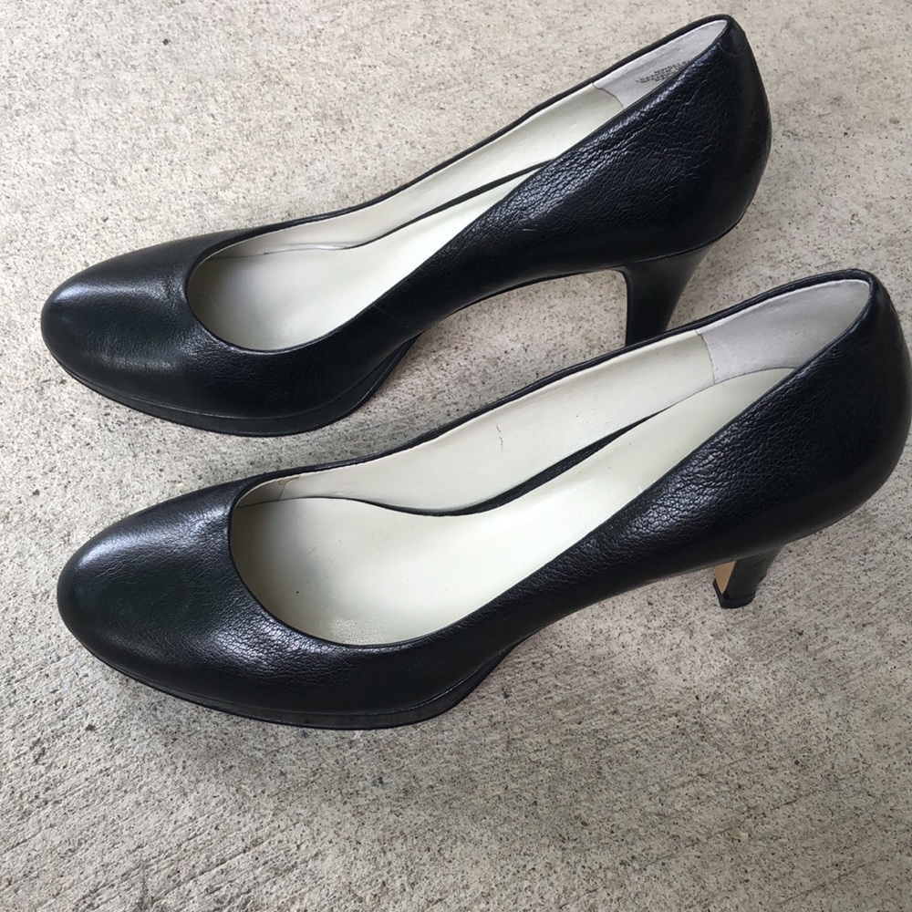 Black Leather Nine West Pumps size 7.5M